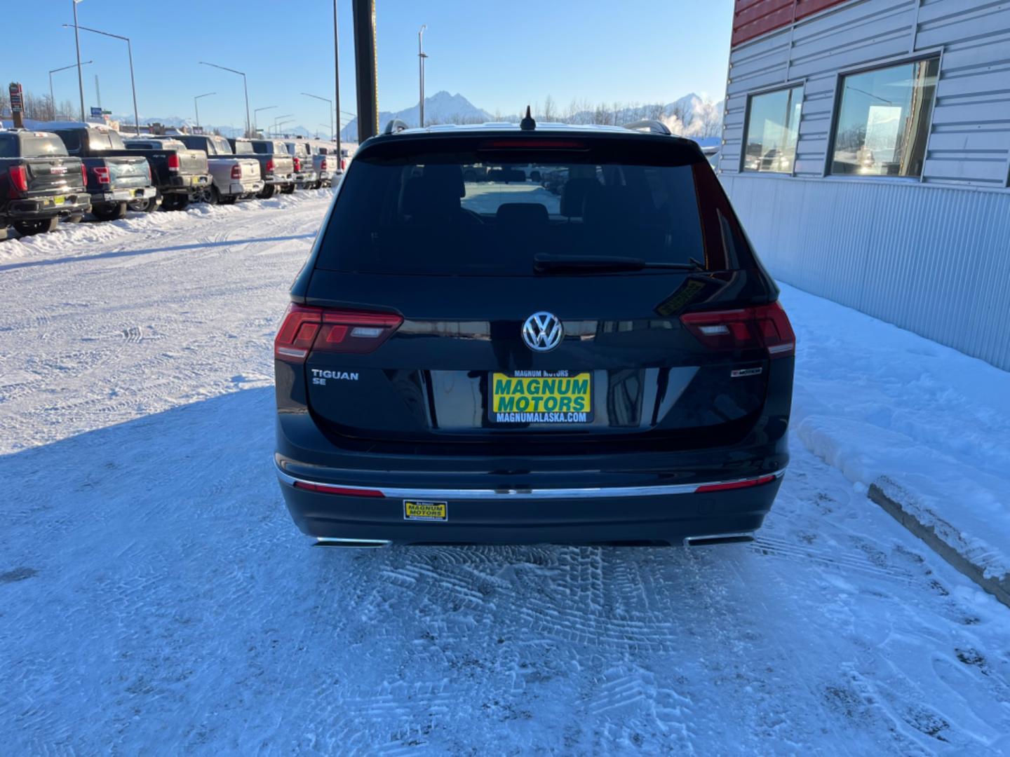 2021 Black /black leather Volkswagen Tiguan SE 4Motion AWD (3VV2B7AX1MM) with an 2.0L L4 DOHC 16V TURBO engine, 8A transmission, located at 1960 Industrial Drive, Wasilla, 99654, (907) 274-2277, 61.573475, -149.400146 - Photo#4